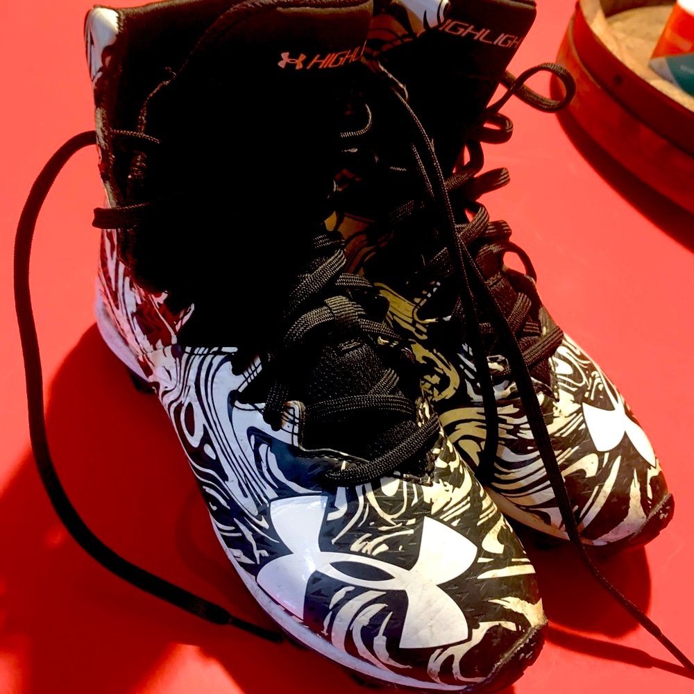 UA Highlight Boys football shoes